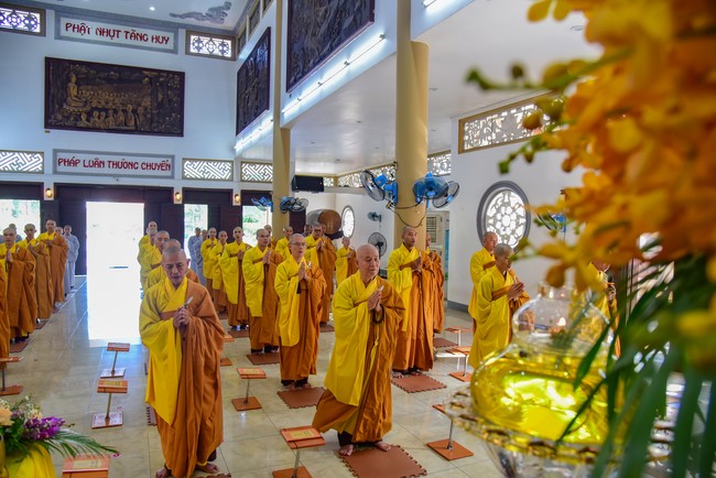 Pratimoksa commandment rite and precept listen at Hoang Phap pagoda